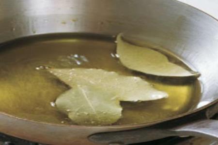 Surprising combination of bay leaves and olive oil