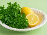 When your body fills up with toxins after picnics, it’s soothed by a single glass: a recipe with lemon, grapefruit, and parsley