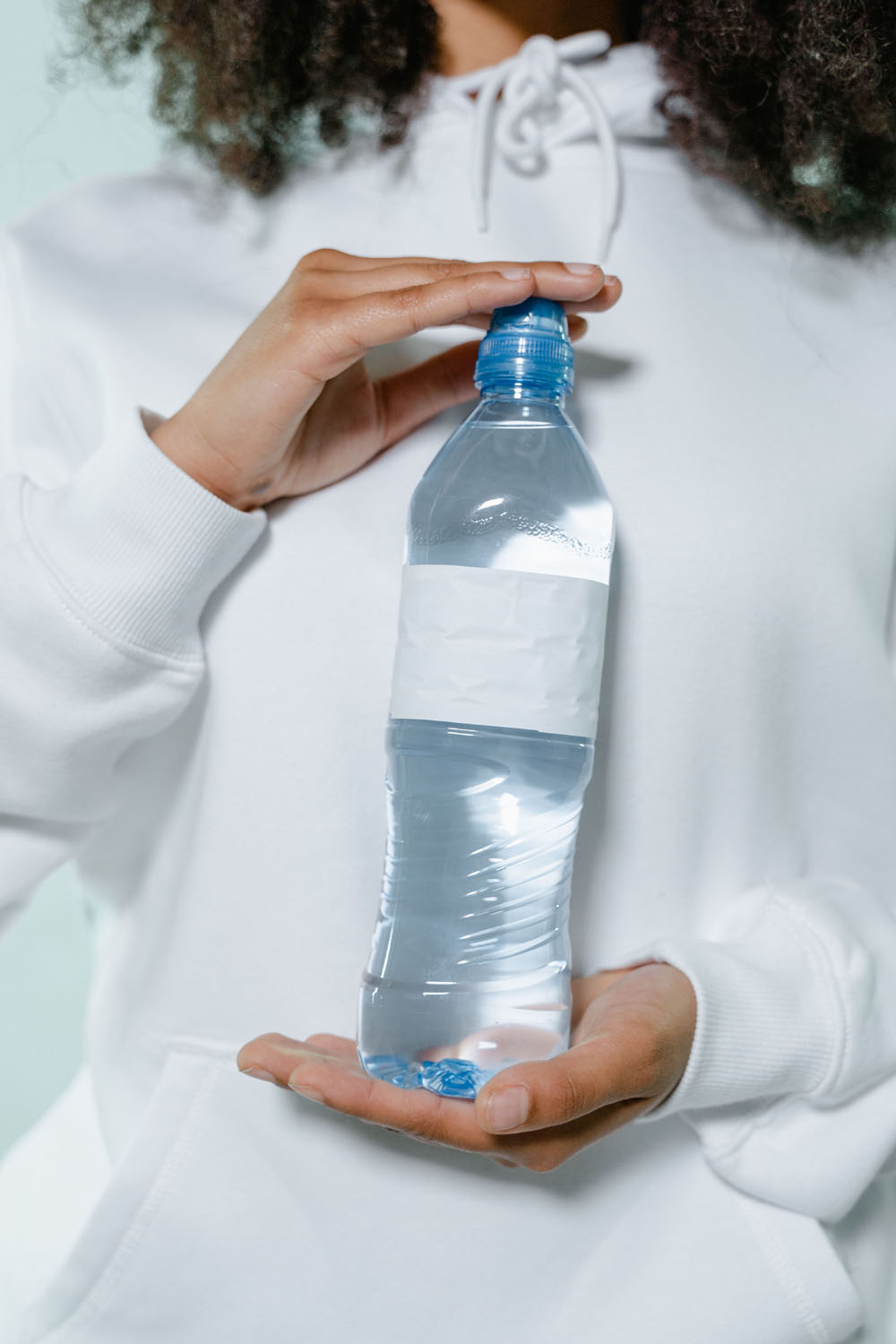 Water From a Plastic Bottle: Refreshment or a Quiet Chemical Risk?